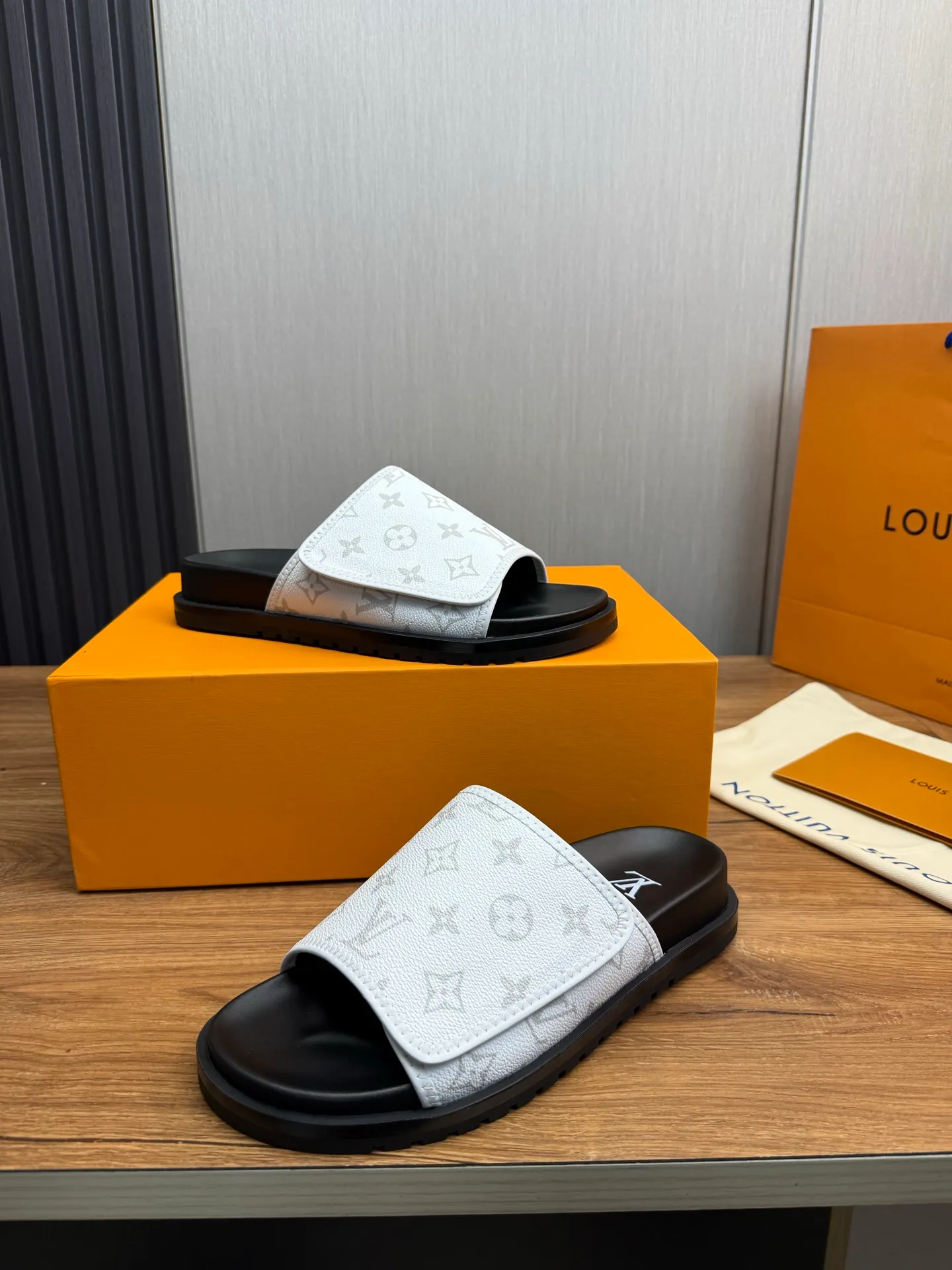 Men's shoes 💰320💰 Lv. hot selling men's slippers 🔥 🩴Official website one to one production 38-45 sizes 45 46 🉑️Customized!